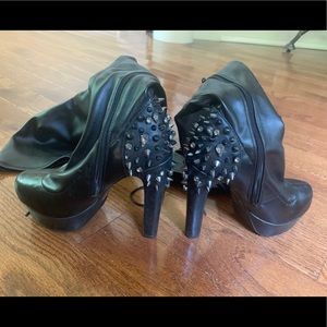 Over the knee boots w/stud and crystal size 6